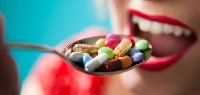 kvinde spiser en skefuld tabletter